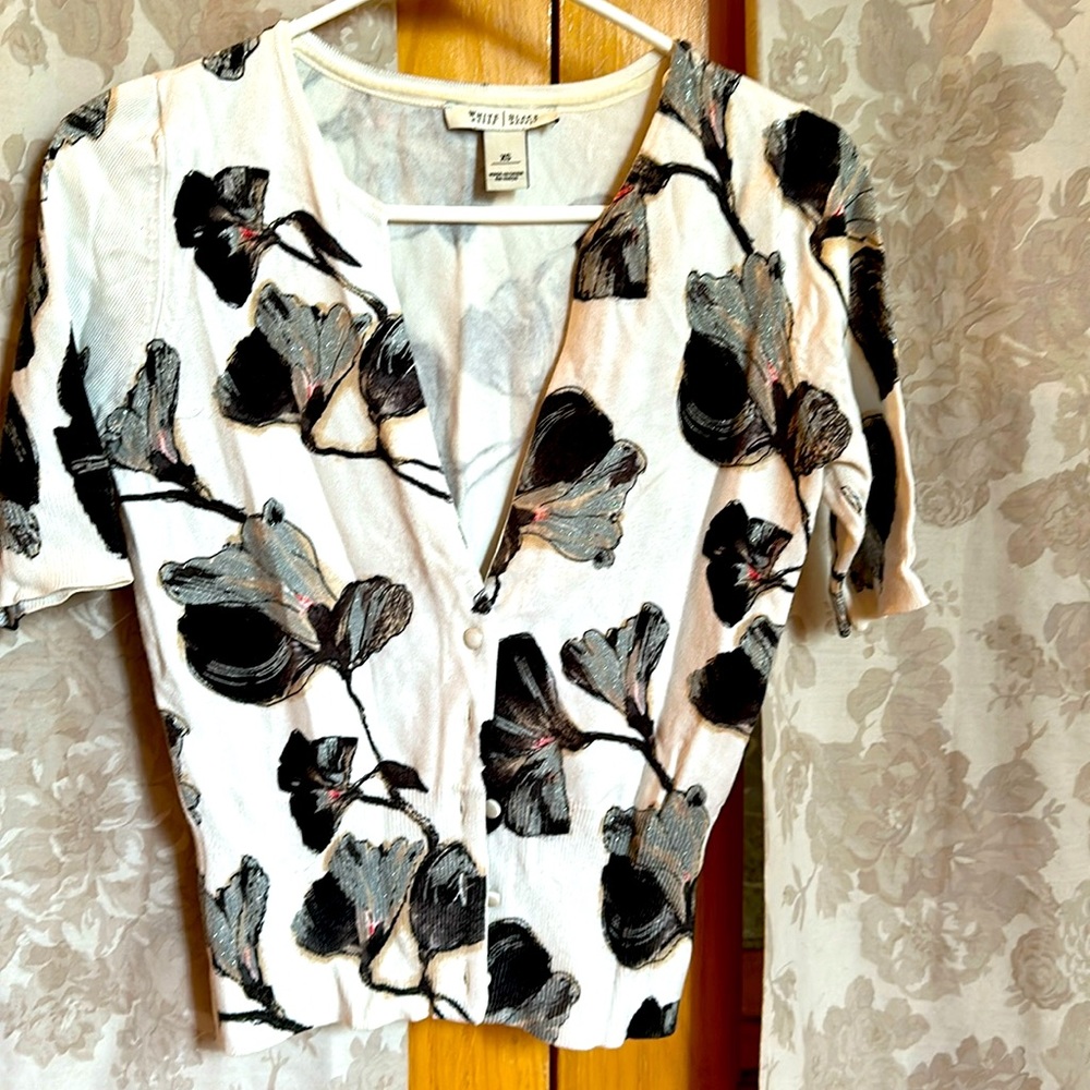 Whit house black market short sleeve cardigan.  XS